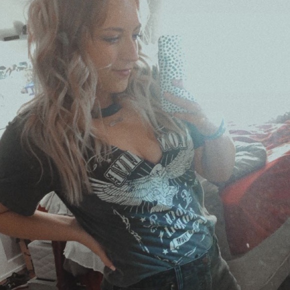 Upcycled V cut graphic tee - Picture 4 of 4